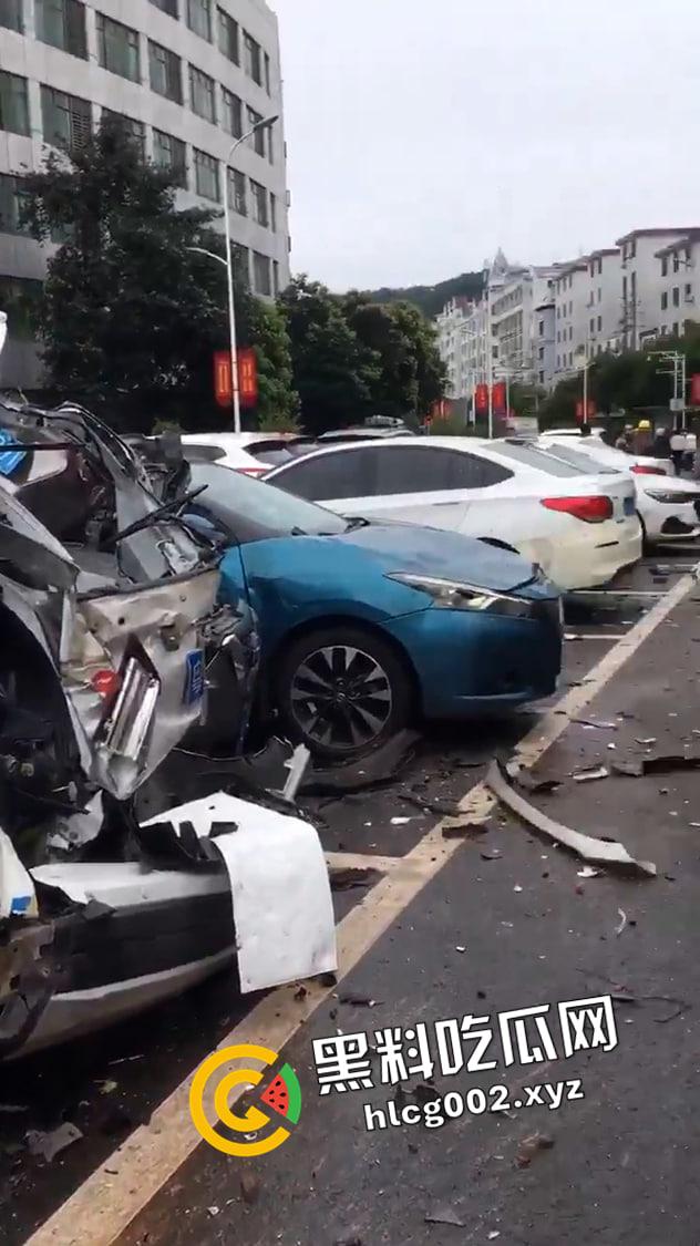 江西赣州大余特斯拉失控起飞！路边多辆车撞烂 车人人半边都被压扁了 现场未打码视频流出  第3张