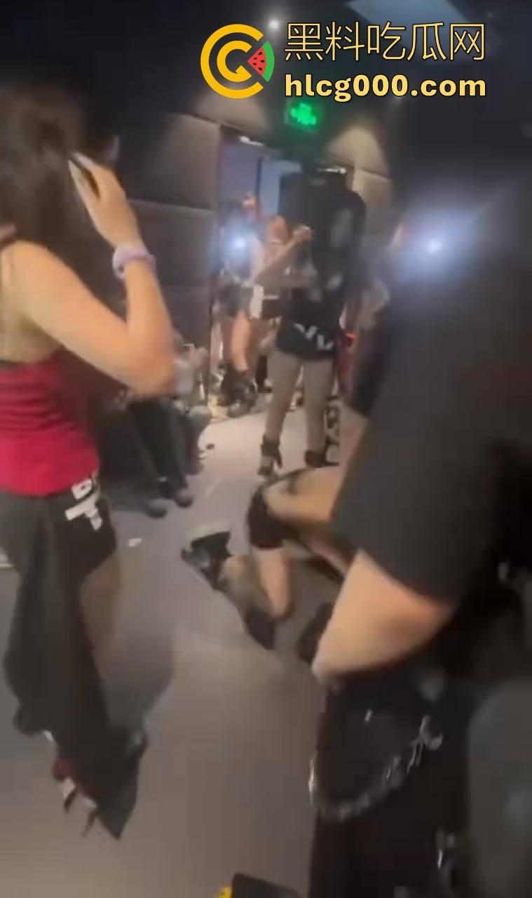 极品精神小妹当街厮杀，扯头发拳打胸脚踹逼招招致命，像头发疯的母牛一样，拦都拦不住！  第8张