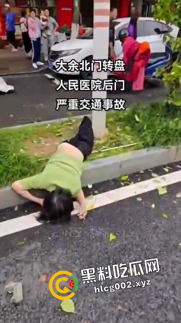 江西赣州大余特斯拉失控起飞！路边多辆车撞烂 车人人半边都被压扁了 现场未打码视频流出  第4张