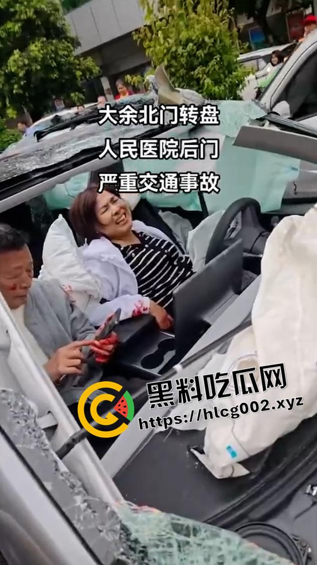 江西赣州大余特斯拉失控起飞！路边多辆车撞烂 车人人半边都被压扁了 现场未打码视频流出  第5张