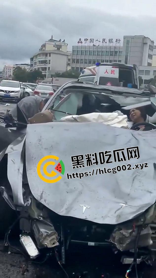 江西赣州大余特斯拉失控起飞！路边多辆车撞烂 车人人半边都被压扁了 现场未打码视频流出  第6张