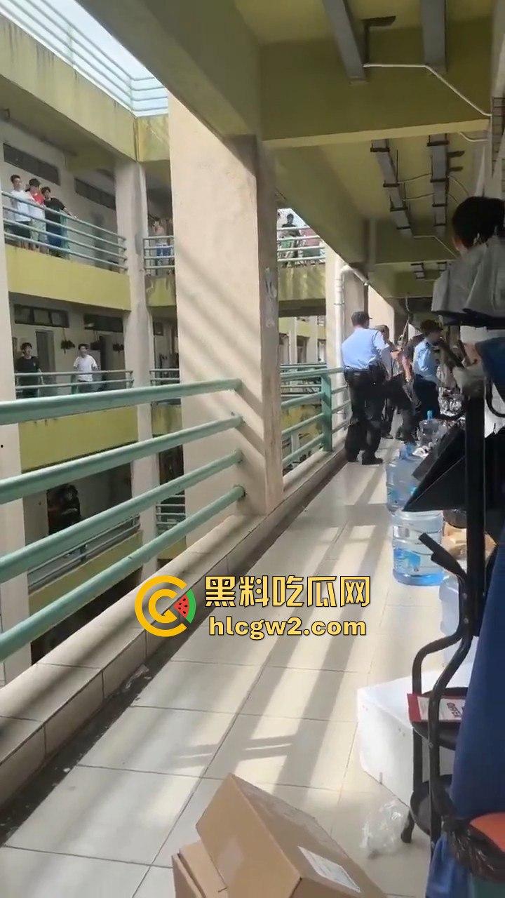 广东工业大学惊现捅人事件!凶手反锁宿舍内,保安公安疯狂踹门! 第2张 广东工业大学惊现捅人事件!凶手反锁宿舍内,保安公安疯狂踹门! 第2张