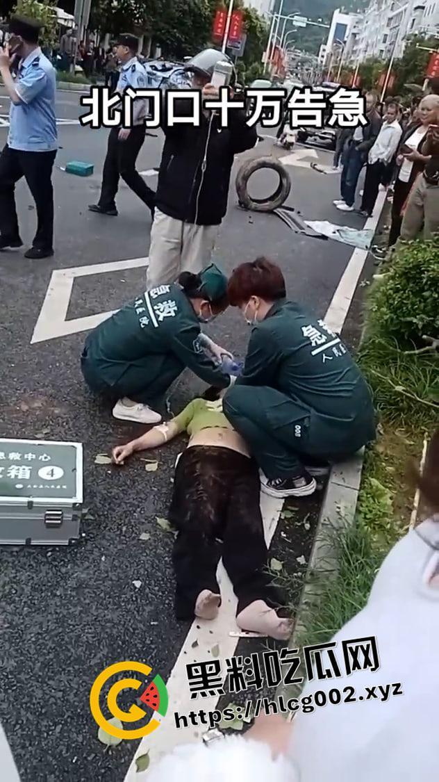 江西赣州大余特斯拉失控起飞！路边多辆车撞烂 车人人半边都被压扁了 现场未打码视频流出  第7张