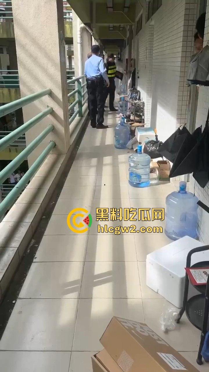 广东工业大学惊现捅人事件!凶手反锁宿舍内,保安公安疯狂踹门! 第4张 广东工业大学惊现捅人事件!凶手反锁宿舍内,保安公安疯狂踹门! 第4张