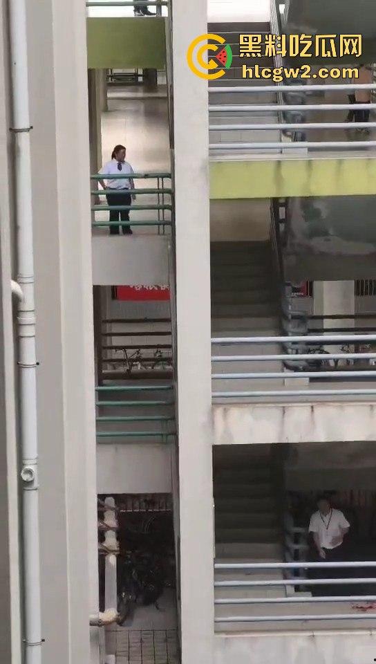 广东工业大学惊现捅人事件!凶手反锁宿舍内,保安公安疯狂踹门! 第6张 广东工业大学惊现捅人事件!凶手反锁宿舍内,保安公安疯狂踹门! 第6张