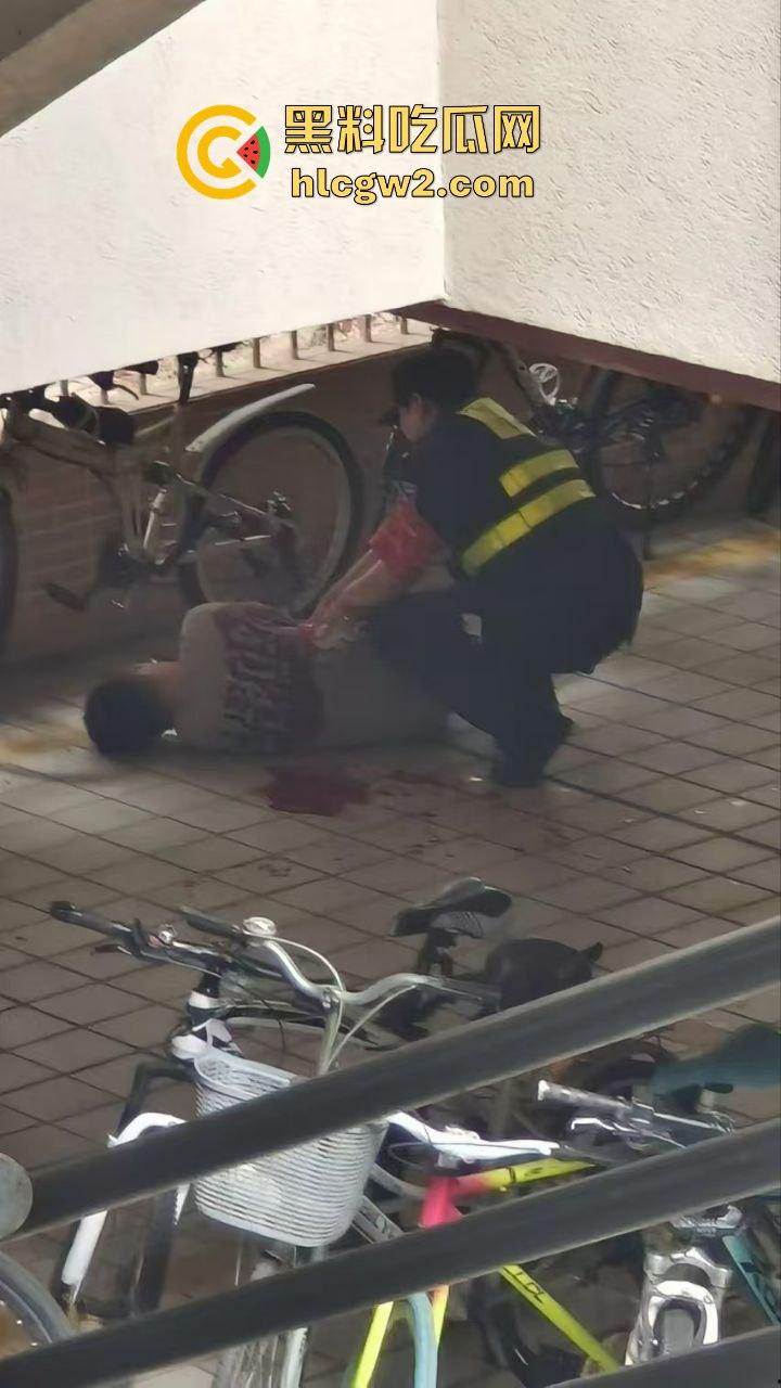 广东工业大学惊现捅人事件!凶手反锁宿舍内,保安公安疯狂踹门! 第8张 广东工业大学惊现捅人事件!凶手反锁宿舍内,保安公安疯狂踹门! 第8张