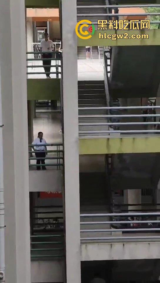 广东工业大学惊现捅人事件!凶手反锁宿舍内,保安公安疯狂踹门! 第9张 广东工业大学惊现捅人事件!凶手反锁宿舍内,保安公安疯狂踹门! 第9张