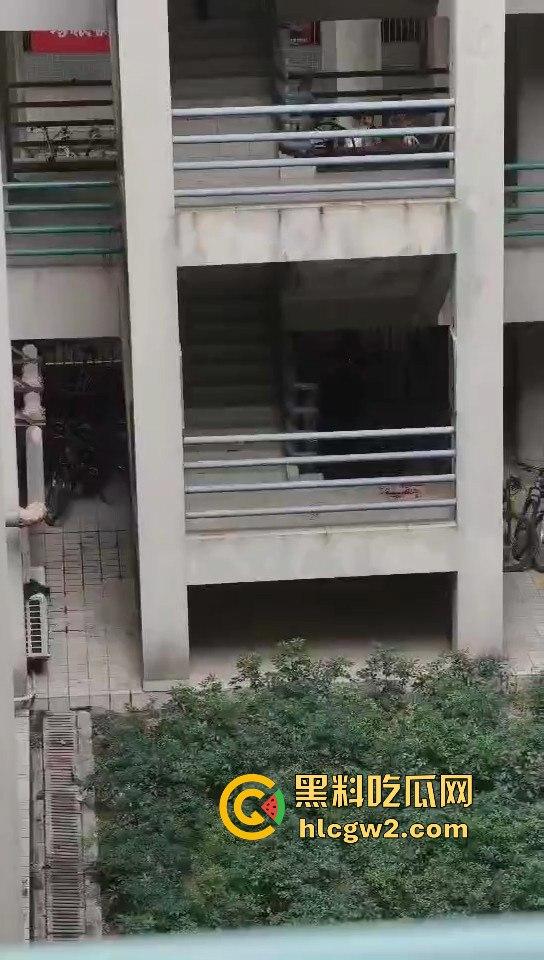 广东工业大学惊现捅人事件!凶手反锁宿舍内,保安公安疯狂踹门! 第11张 广东工业大学惊现捅人事件!凶手反锁宿舍内,保安公安疯狂踹门! 第11张