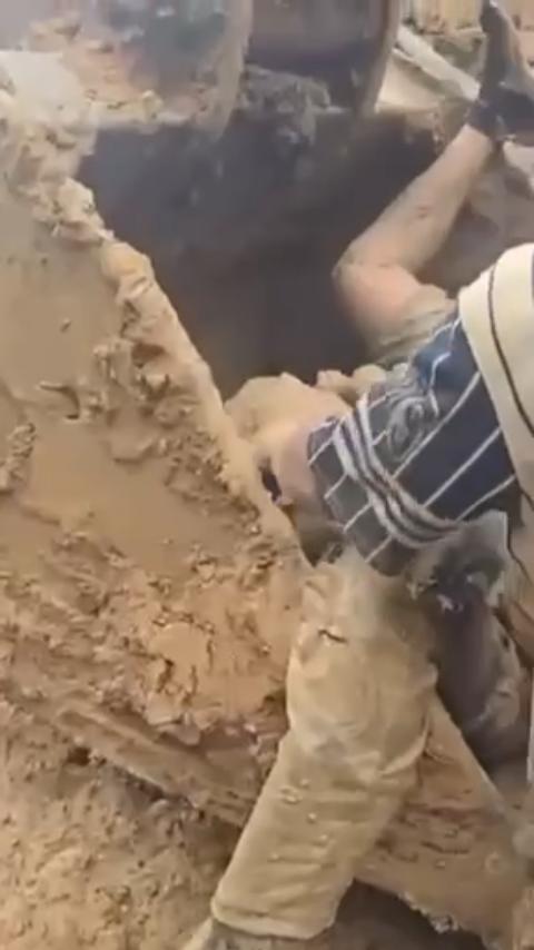 惊天摄魄！非洲刚果铜矿场坍塌惨剧：80人惨被活埋葬身矿场，挖掘机疯狂清尸，尸骨遍野！  第7张