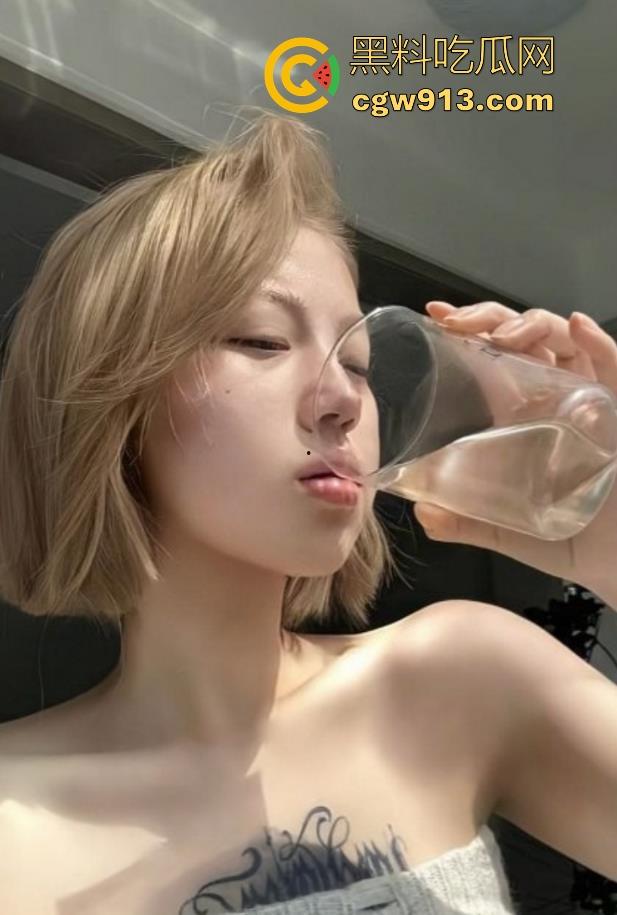 上海大学清纯女神【刘薇薇】被金主在酒店狂干视频曝光,性感黑丝蜜桃翘臀,无套后入猛插,翘臀被拍打的通红! 第7张 上海大学清纯女神【刘薇薇】被金主在酒店狂干视频曝光,性感黑丝蜜桃翘臀,无套后入猛插,翘臀被拍打的通红! 第7张