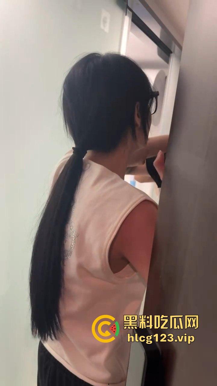 汕头知名男歌手【七万】出轨实锤!原配抓小三怒薅头发,七万护小三被骂软饭男! 第3张 汕头知名男歌手【七万】出轨实锤!原配抓小三怒薅头发,七万护小三被骂软饭男! 第3张