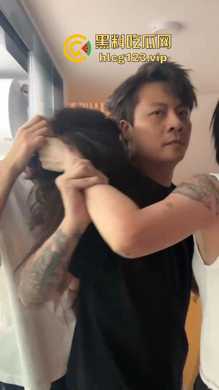 汕头知名男歌手【七万】出轨实锤!原配抓小三怒薅头发,七万护小三被骂软饭男! 第4张 汕头知名男歌手【七万】出轨实锤!原配抓小三怒薅头发,七万护小三被骂软饭男! 第4张