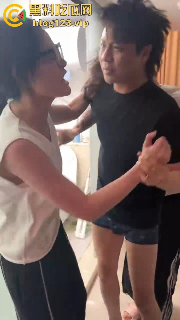 汕头知名男歌手【七万】出轨实锤!原配抓小三怒薅头发,七万护小三被骂软饭男! 第5张 汕头知名男歌手【七万】出轨实锤!原配抓小三怒薅头发,七万护小三被骂软饭男! 第5张