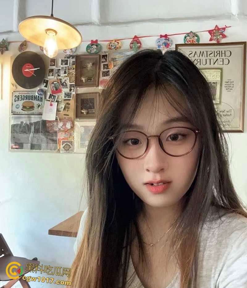 深圳清纯女实习生【罗梦瑶】，被领导陪酒潜规则，娴熟口技吸吮大屌，女上骑乘淫水泛滥，职场的眼镜妹就是反差！  第1张