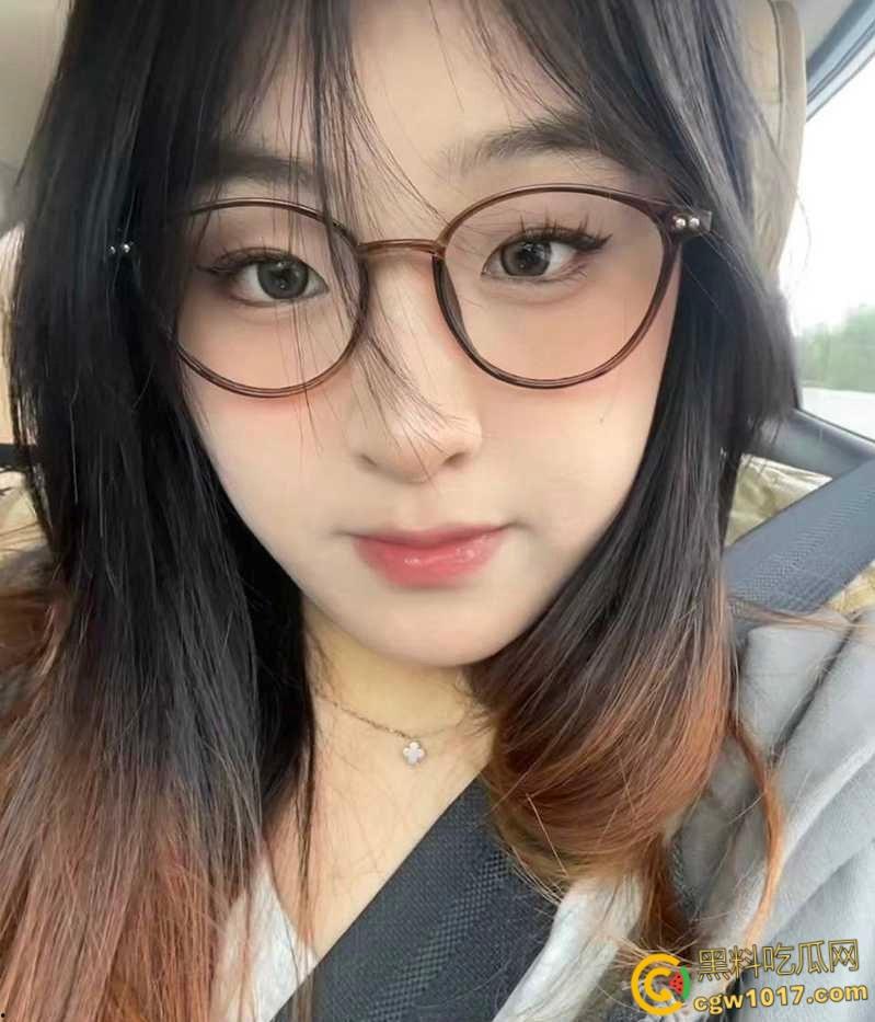 深圳清纯女实习生【罗梦瑶】，被领导陪酒潜规则，娴熟口技吸吮大屌，女上骑乘淫水泛滥，职场的眼镜妹就是反差！  第2张