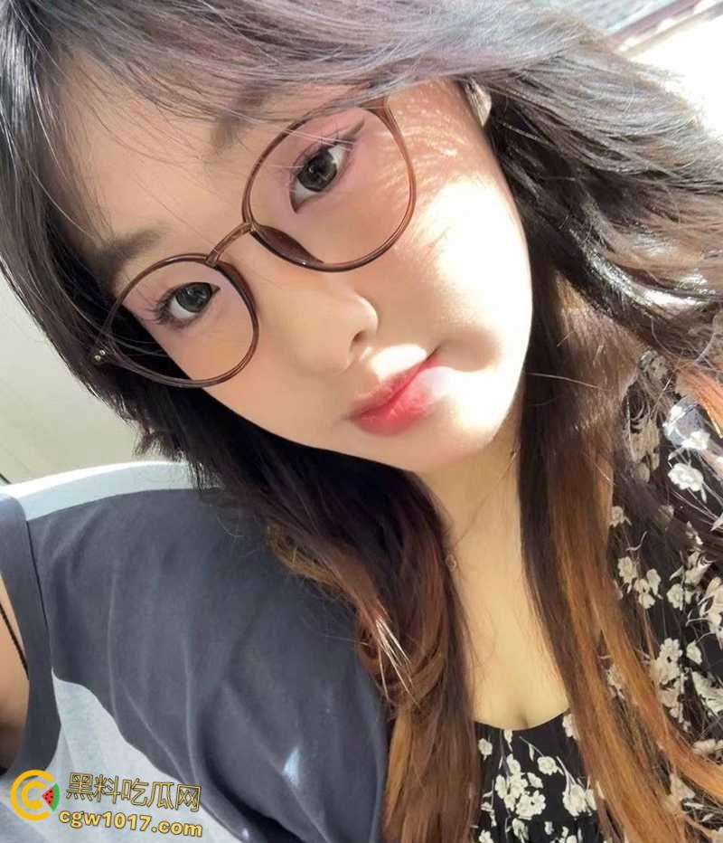 深圳清纯女实习生【罗梦瑶】，被领导陪酒潜规则，娴熟口技吸吮大屌，女上骑乘淫水泛滥，职场的眼镜妹就是反差！  第3张