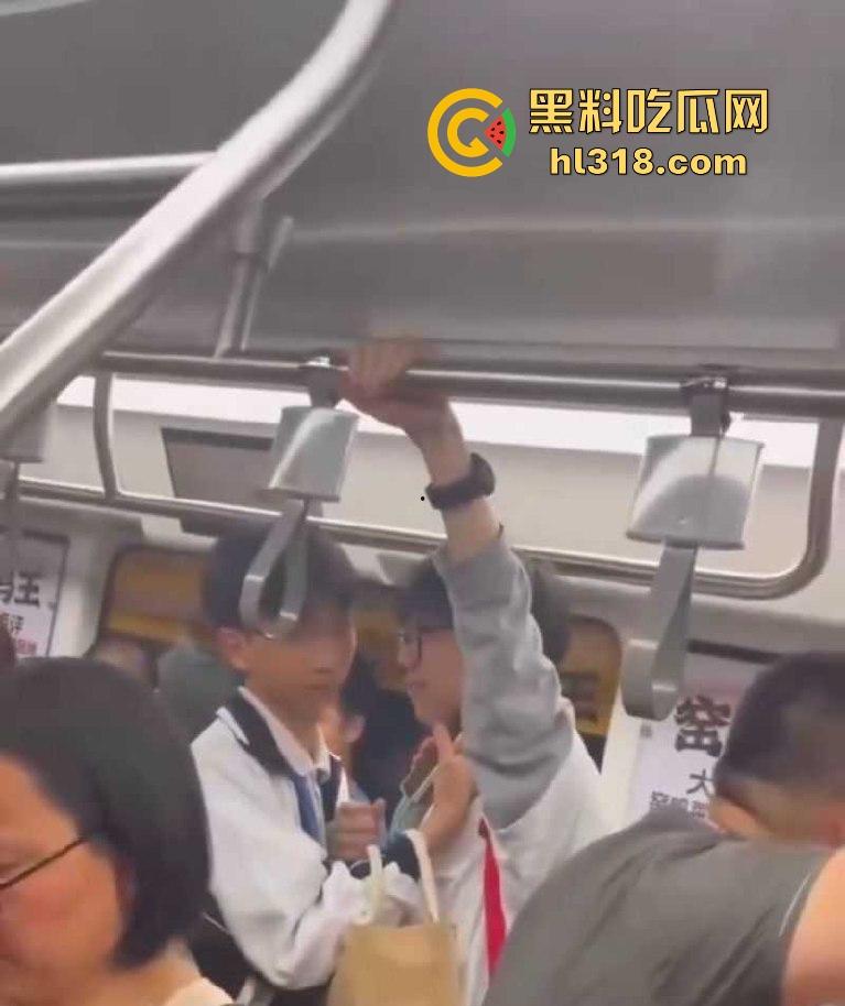 深圳地铁上两男学生激情热吻被偷拍,面对这么多围观群众的目光下两人也敢毫不畏惧,这就是男同之间的爱! 第1张 深圳地铁上两男学生激情热吻被偷拍,面对这么多围观群众的目光下两人也敢毫不畏惧,这就是男同之间的爱! 第1张