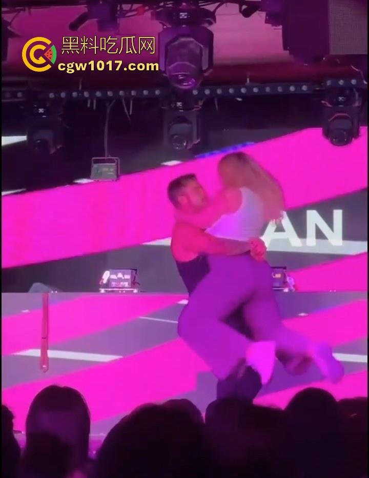 疯马秀都开到香港了吗?澳洲magicman裸男脱衣秀表演视频曝光,随机挑选女观众上台模拟性爱,动作极其辣眼! 第9张 疯马秀都开到香港了吗?澳洲magicman裸男脱衣秀表演视频曝光,随机挑选女观众上台模拟性爱,动作极其辣眼! 第9张