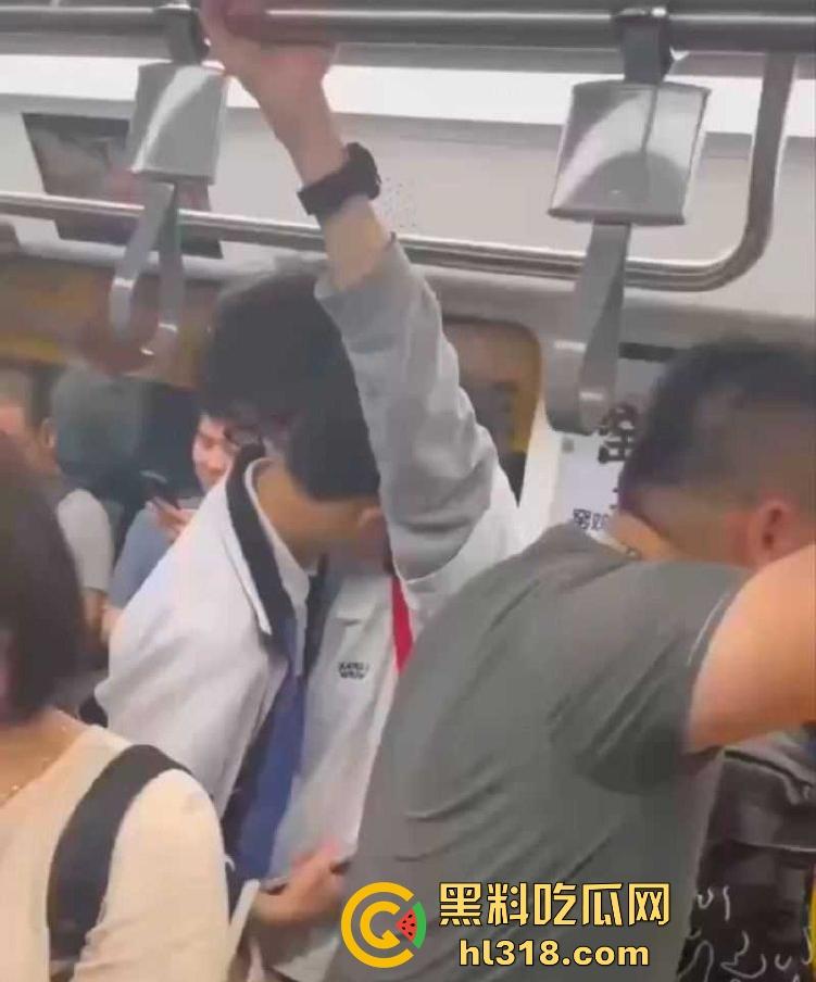 深圳地铁上两男学生激情热吻被偷拍,面对这么多围观群众的目光下两人也敢毫不畏惧,这就是男同之间的爱! 第2张 深圳地铁上两男学生激情热吻被偷拍,面对这么多围观群众的目光下两人也敢毫不畏惧,这就是男同之间的爱! 第2张