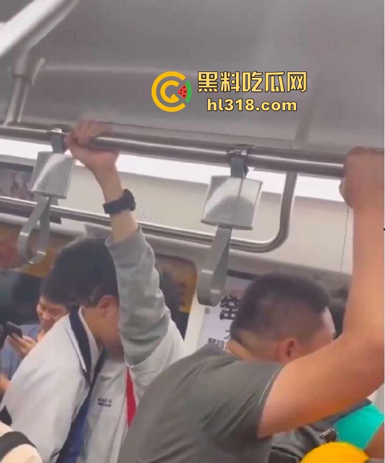 深圳地铁上两男学生激情热吻被偷拍,面对这么多围观群众的目光下两人也敢毫不畏惧,这就是男同之间的爱! 第3张 深圳地铁上两男学生激情热吻被偷拍,面对这么多围观群众的目光下两人也敢毫不畏惧,这就是男同之间的爱! 第3张