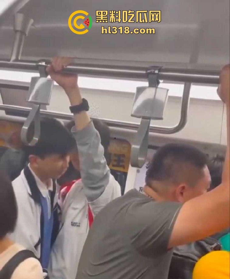 深圳地铁上两男学生激情热吻被偷拍,面对这么多围观群众的目光下两人也敢毫不畏惧,这就是男同之间的爱! 第4张 深圳地铁上两男学生激情热吻被偷拍,面对这么多围观群众的目光下两人也敢毫不畏惧,这就是男同之间的爱! 第4张