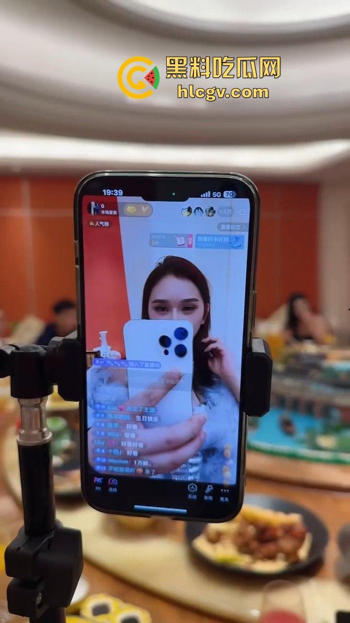 瓜友爆料朋友圈TS骚操作!天天发下头内容,人妖直播吃饭还炫耀深圳男人抢着草他屁眼! 第9张 瓜友爆料朋友圈TS骚操作!天天发下头内容,人妖直播吃饭还炫耀深圳男人抢着草他屁眼! 第9张