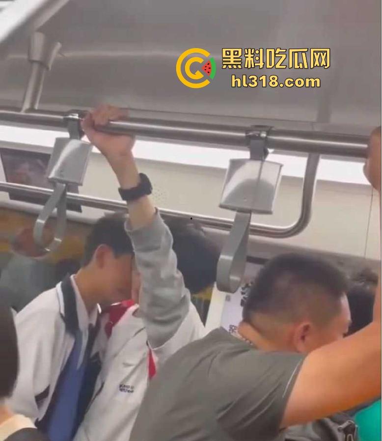 深圳地铁上两男学生激情热吻被偷拍,面对这么多围观群众的目光下两人也敢毫不畏惧,这就是男同之间的爱! 第5张 深圳地铁上两男学生激情热吻被偷拍,面对这么多围观群众的目光下两人也敢毫不畏惧,这就是男同之间的爱! 第5张