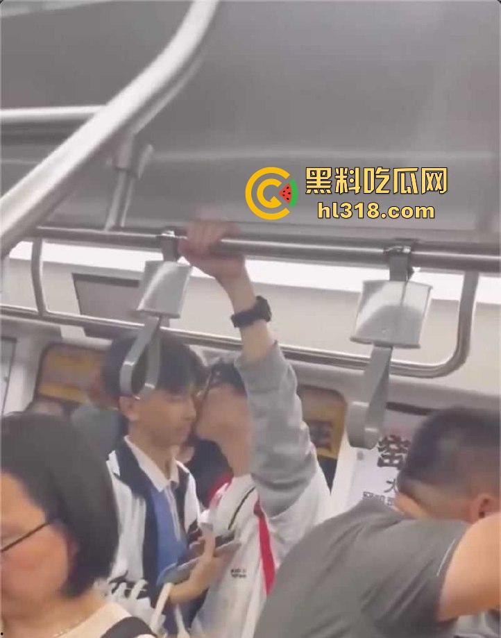 深圳地铁上两男学生激情热吻被偷拍,面对这么多围观群众的目光下两人也敢毫不畏惧,这就是男同之间的爱! 第6张 深圳地铁上两男学生激情热吻被偷拍,面对这么多围观群众的目光下两人也敢毫不畏惧,这就是男同之间的爱! 第6张