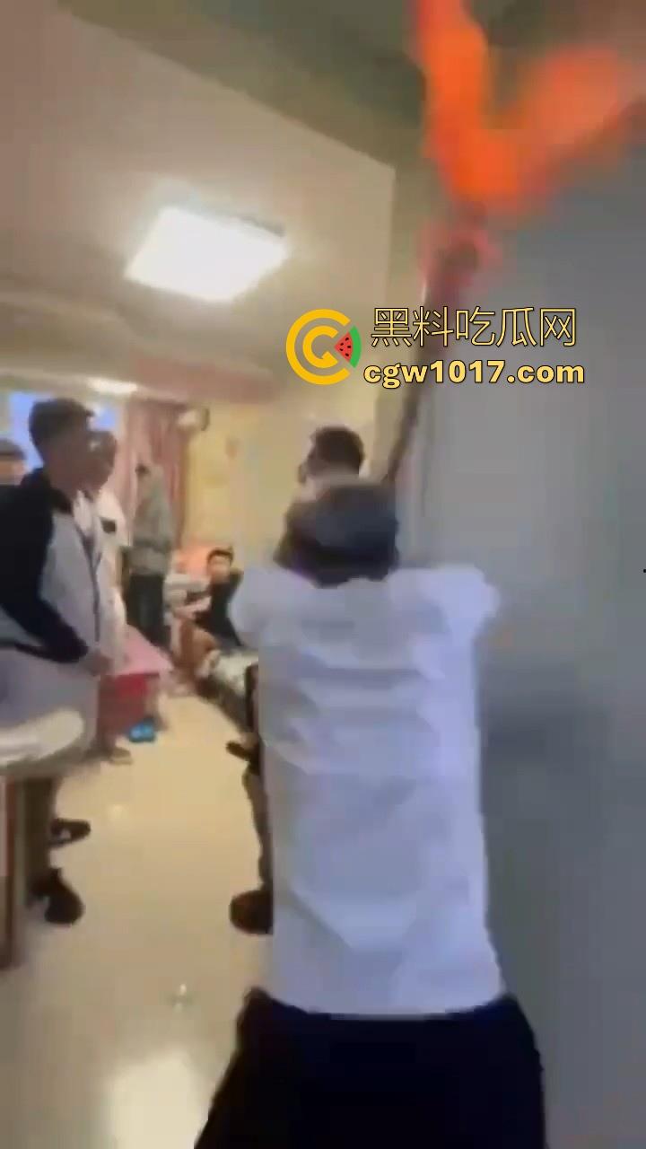 纹身的也不过如此嘛！来到精神小伙地盘，该挨打还是得乖乖老实挨打，一拳一脚直击头部，浑身是血极其惨烈！  第1张