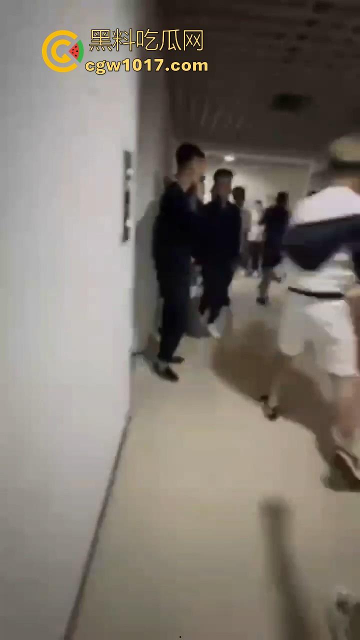 纹身的也不过如此嘛！来到精神小伙地盘，该挨打还是得乖乖老实挨打，一拳一脚直击头部，浑身是血极其惨烈！  第3张