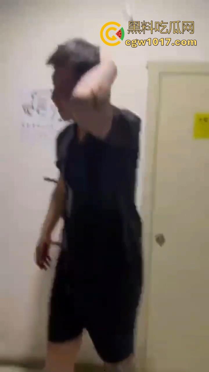 纹身的也不过如此嘛！来到精神小伙地盘，该挨打还是得乖乖老实挨打，一拳一脚直击头部，浑身是血极其惨烈！  第5张