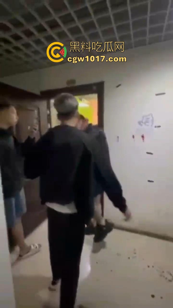 纹身的也不过如此嘛！来到精神小伙地盘，该挨打还是得乖乖老实挨打，一拳一脚直击头部，浑身是血极其惨烈！  第7张