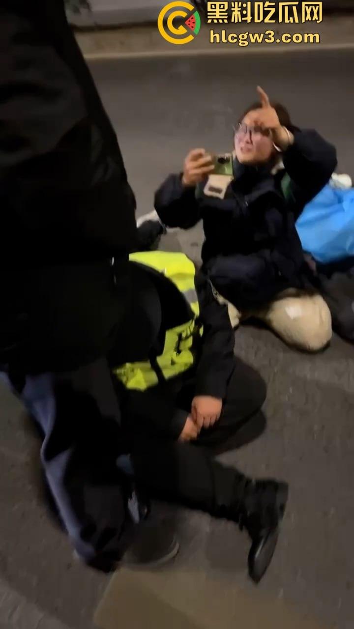 河南货车司机遭交警截停冲动跳桥 直接落地成饼 交警当场懵逼 却被曝出司机老婆才是罪魁祸首? 第2张 河南货车司机遭交警截停冲动跳桥 直接落地成饼 交警当场懵逼 却被曝出司机老婆才是罪魁祸首? 第2张