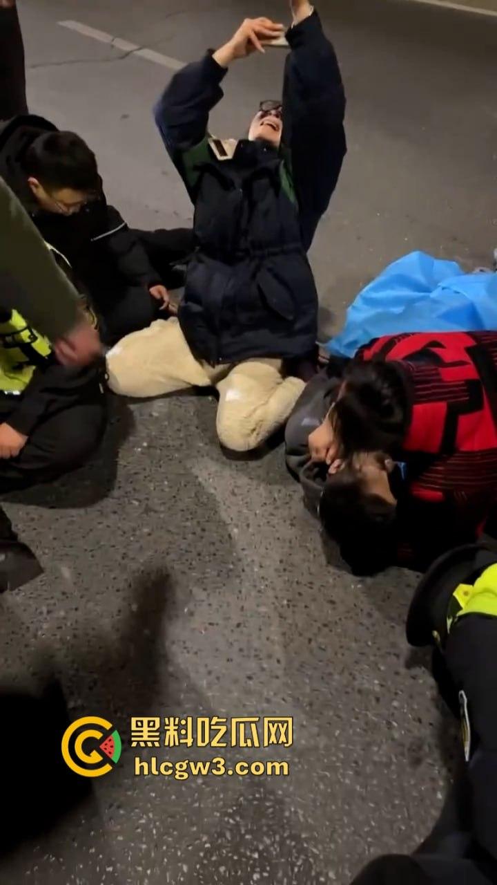 河南货车司机遭交警截停冲动跳桥 直接落地成饼 交警当场懵逼 却被曝出司机老婆才是罪魁祸首? 第4张 河南货车司机遭交警截停冲动跳桥 直接落地成饼 交警当场懵逼 却被曝出司机老婆才是罪魁祸首? 第4张