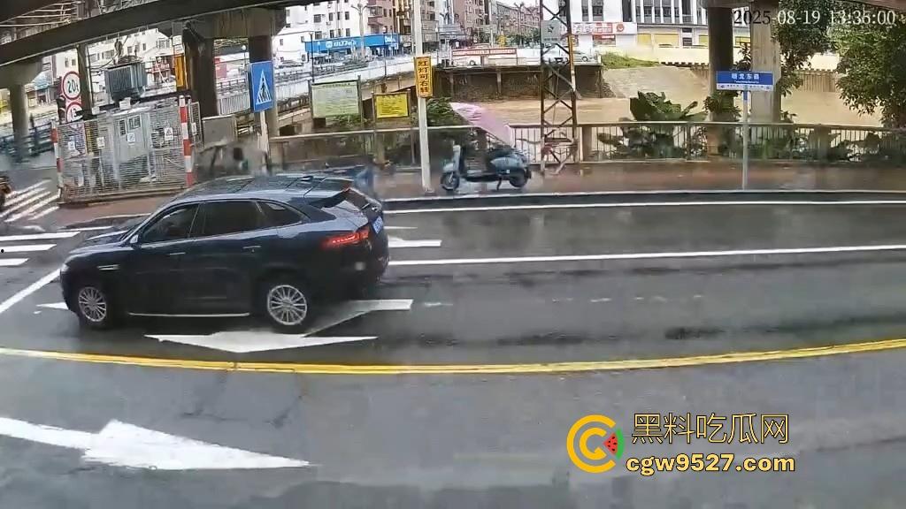 东莞一女司机开车掉河里,车辆像脱缰野马般直冲河中,送医院抢救无效死亡! 第2张 东莞一女司机开车掉河里,车辆像脱缰野马般直冲河中,送医院抢救无效死亡! 第2张