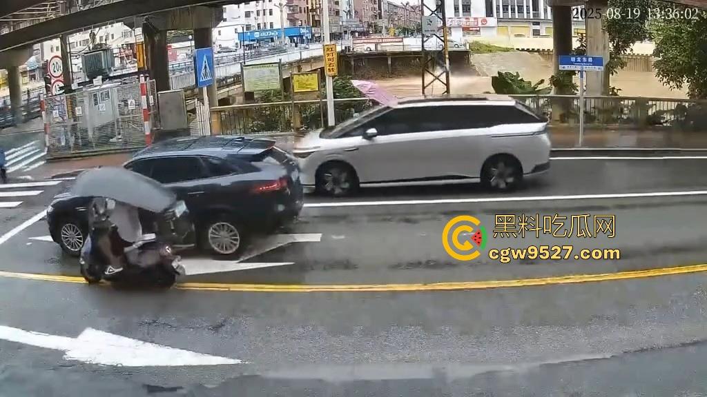 东莞一女司机开车掉河里,车辆像脱缰野马般直冲河中,送医院抢救无效死亡! 第4张 东莞一女司机开车掉河里,车辆像脱缰野马般直冲河中,送医院抢救无效死亡! 第4张