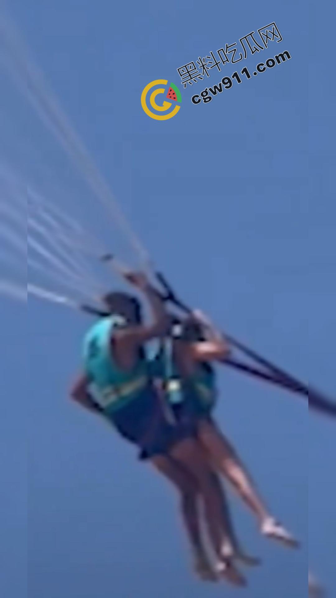 淫乱滑翔!英国52岁大妈惨遭猥亵,大胆操作员竟有天震癖好,年轻女子任其玩弄,真是惊险刺激 第3张 淫乱滑翔!英国52岁大妈惨遭猥亵,大胆操作员竟有天震癖好,年轻女子任其玩弄,真是惊险刺激 第3张