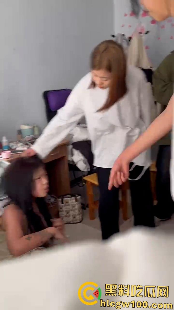 吉林省敦化市精神小妹撕逼,头发满地指甲盖都给周飞了,这小妹真猛啊警棍都抡出来了 第6张 吉林省敦化市精神小妹撕逼,头发满地指甲盖都给周飞了,这小妹真猛啊警棍都抡出来了 第6张