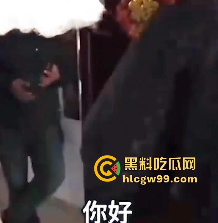 狗男女家中偷情不曾想原配杀了个回马枪,叫来开锁师父,一开门就撞见男女赤裸,开锁师父这单又白干了!  第1张