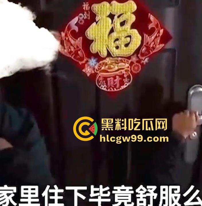 狗男女家中偷情不曾想原配杀了个回马枪,叫来开锁师父,一开门就撞见男女赤裸,开锁师父这单又白干了!  第3张