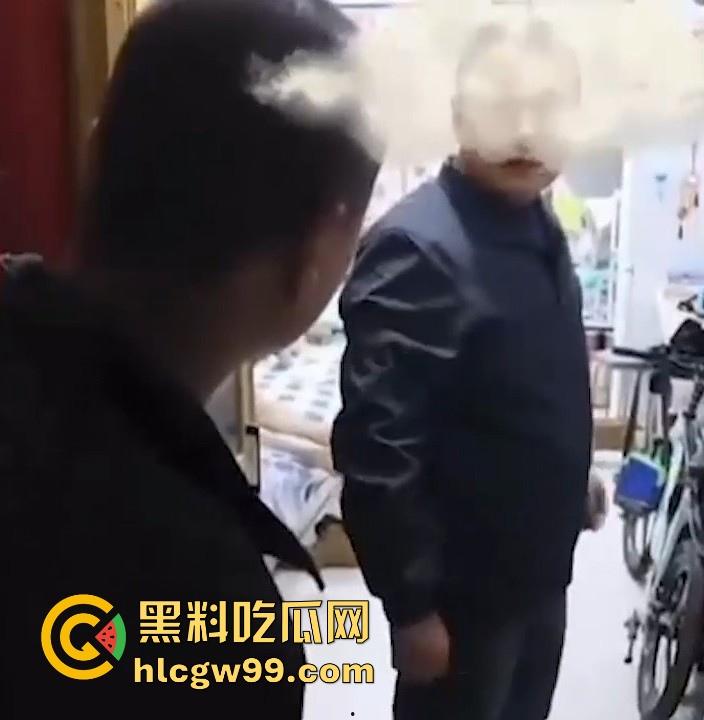 狗男女家中偷情不曾想原配杀了个回马枪,叫来开锁师父,一开门就撞见男女赤裸,开锁师父这单又白干了!  第4张