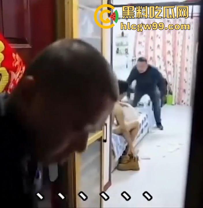 狗男女家中偷情不曾想原配杀了个回马枪,叫来开锁师父,一开门就撞见男女赤裸,开锁师父这单又白干了!  第6张