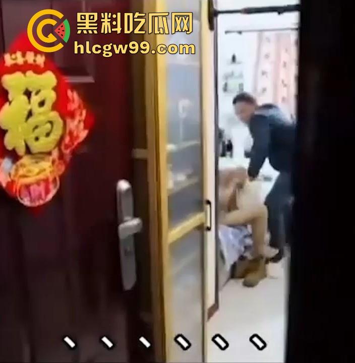 狗男女家中偷情不曾想原配杀了个回马枪,叫来开锁师父,一开门就撞见男女赤裸,开锁师父这单又白干了!  第7张