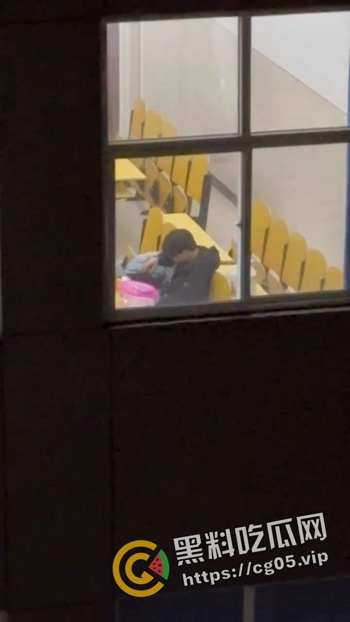 石家庄工程学院情侣教室内直接口交 被同学偷拍曝光到网上 年轻人就是喜欢随时随地来一炮  第3张