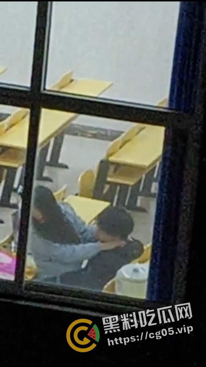 石家庄工程学院情侣教室内直接口交 被同学偷拍曝光到网上 年轻人就是喜欢随时随地来一炮  第4张