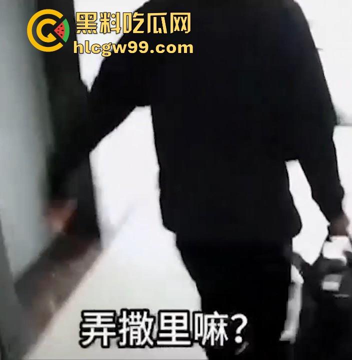 狗男女家中偷情不曾想原配杀了个回马枪,叫来开锁师父,一开门就撞见男女赤裸,开锁师父这单又白干了!  第8张