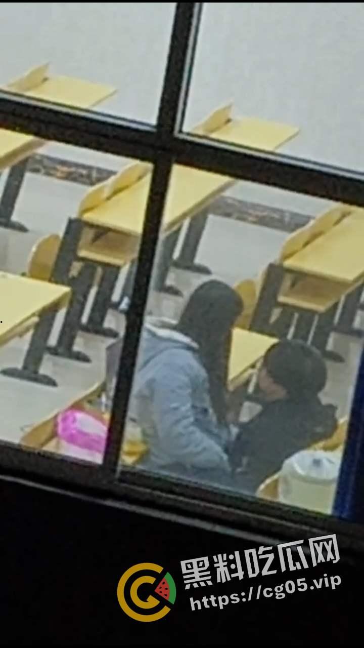石家庄工程学院情侣教室内直接口交 被同学偷拍曝光到网上 年轻人就是喜欢随时随地来一炮  第5张