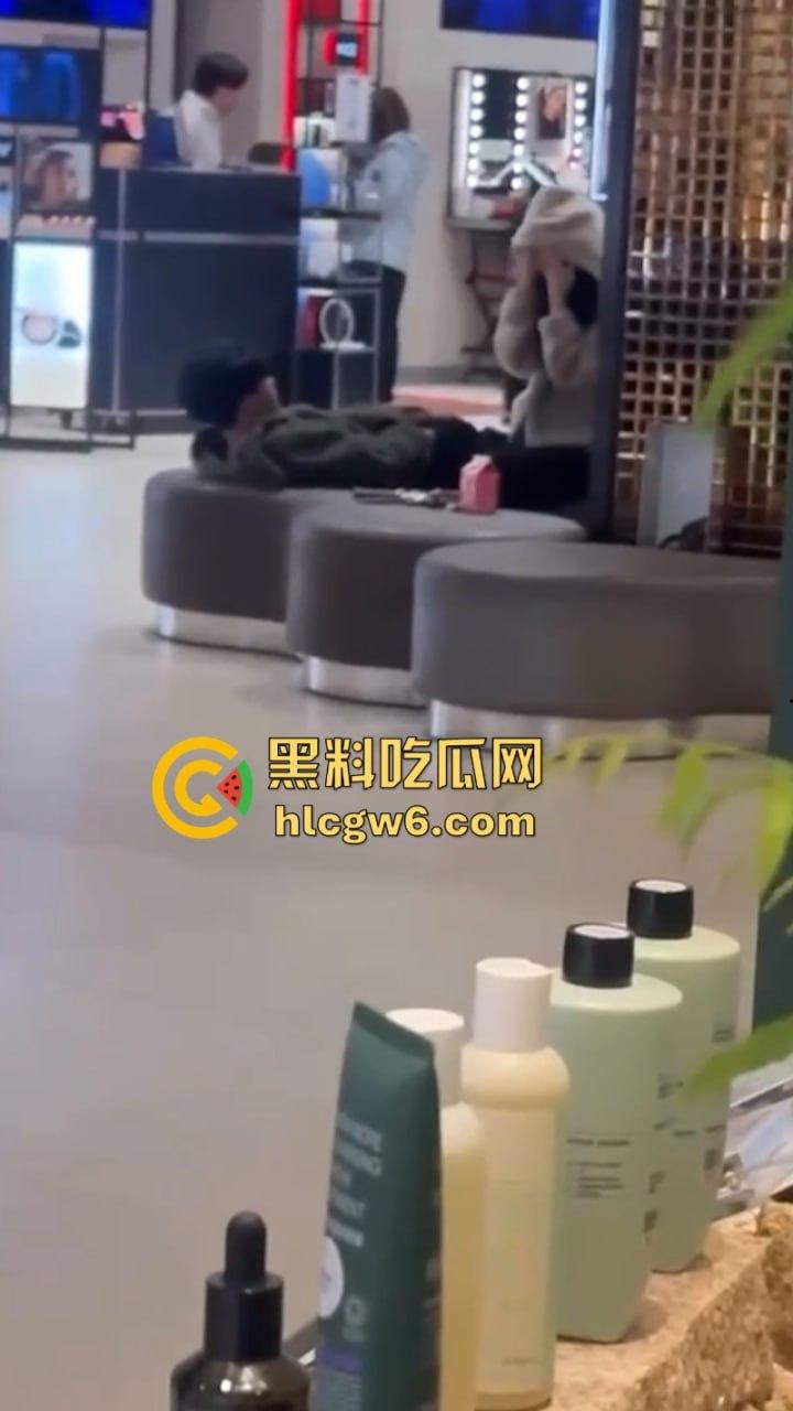 小情侣在商场专柜前刺激吃鸡口交 柜姐全程偷拍偷笑 笑的十分猥琐是也想被操了吗? 第1张 小情侣在商场专柜前刺激吃鸡口交 柜姐全程偷拍偷笑 笑的十分猥琐是也想被操了吗? 第1张