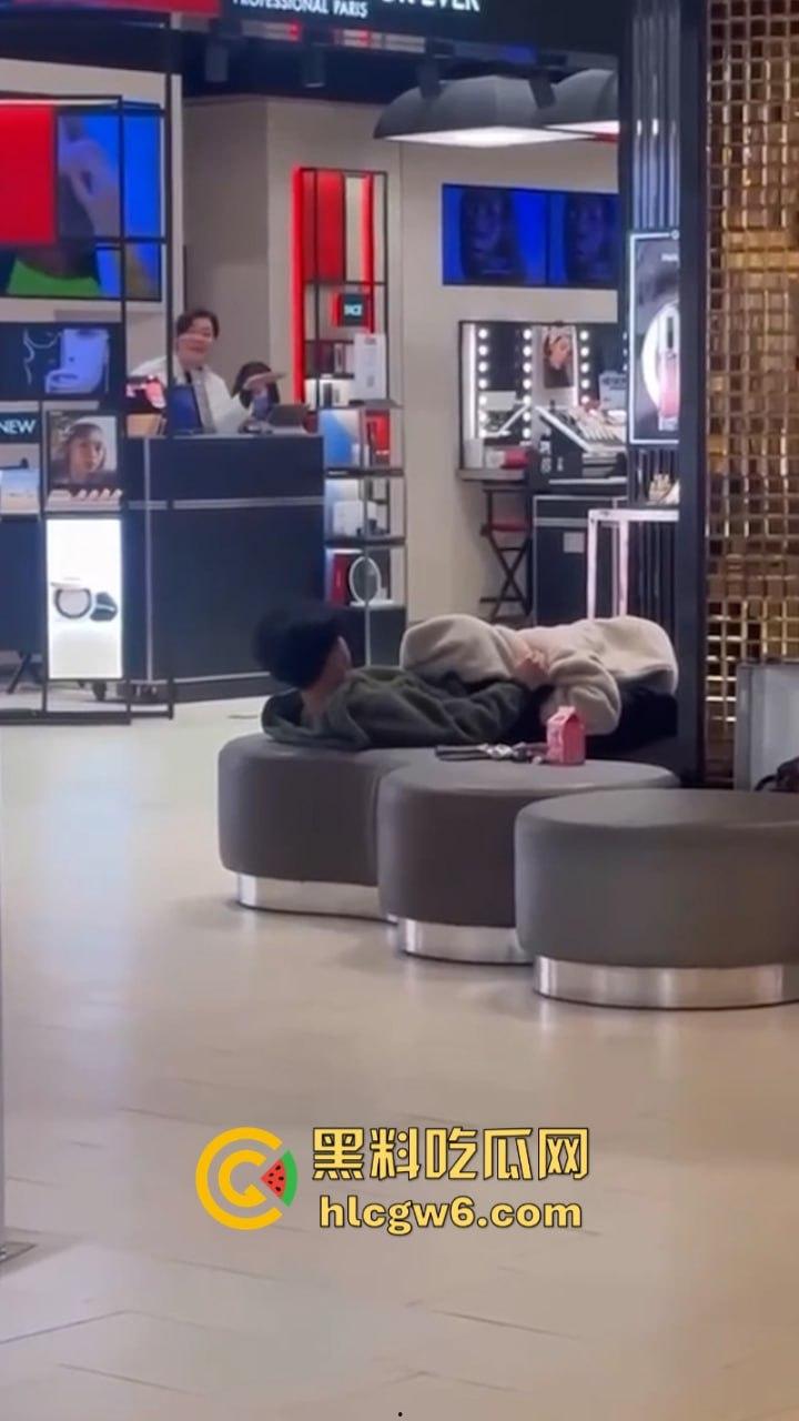 小情侣在商场专柜前刺激吃鸡口交 柜姐全程偷拍偷笑 笑的十分猥琐是也想被操了吗? 第2张 小情侣在商场专柜前刺激吃鸡口交 柜姐全程偷拍偷笑 笑的十分猥琐是也想被操了吗? 第2张