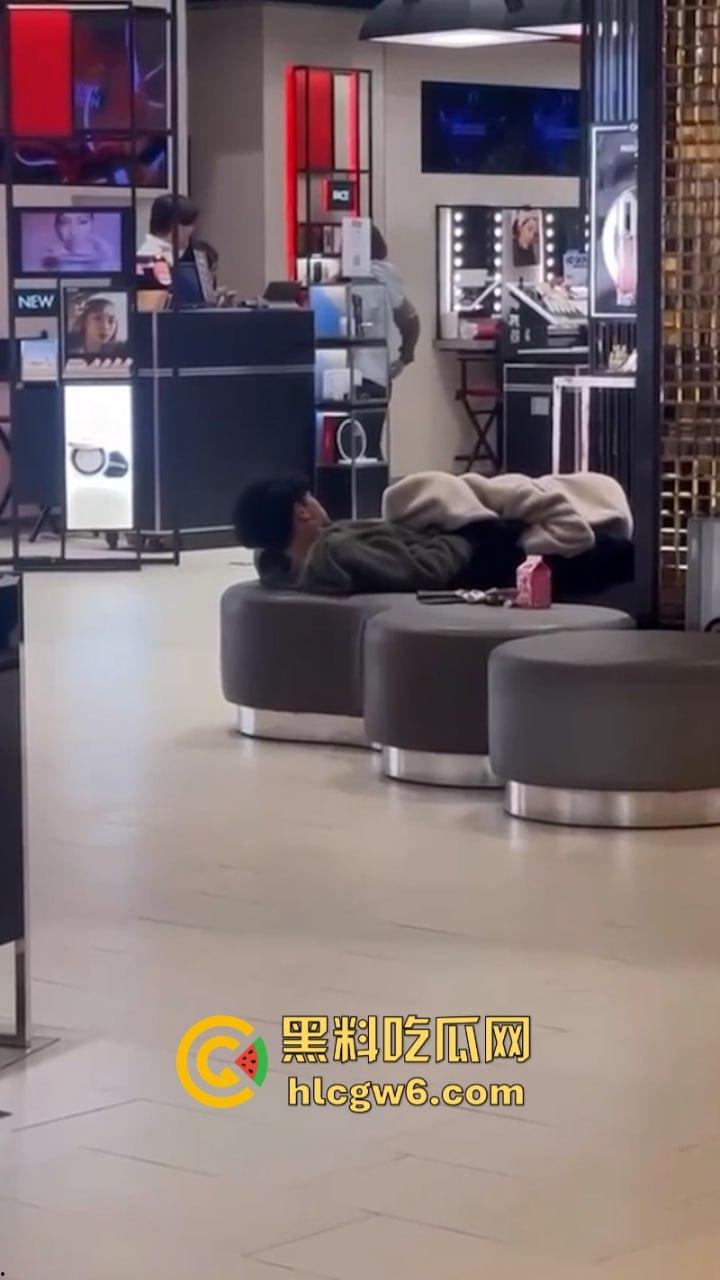 小情侣在商场专柜前刺激吃鸡口交 柜姐全程偷拍偷笑 笑的十分猥琐是也想被操了吗? 第3张 小情侣在商场专柜前刺激吃鸡口交 柜姐全程偷拍偷笑 笑的十分猥琐是也想被操了吗? 第3张